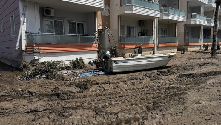 Hatay’da sağanaktan etkilenen alanlarda temizlik çalışması başlatıldı