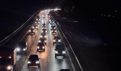 Tatilcilerin dönüşe geçmesiyle Anadolu Otoyolu’nun Sakarya kesiminde akıcı yoğunluk yaşanıyor