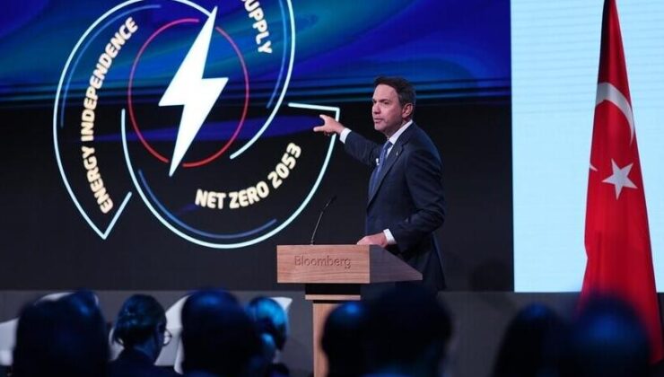 Bakan Bayraktar, Londra’da Türkiye’nin enerji dönüşümü yol haritasını uluslararası yatırımcılarla paylaştı