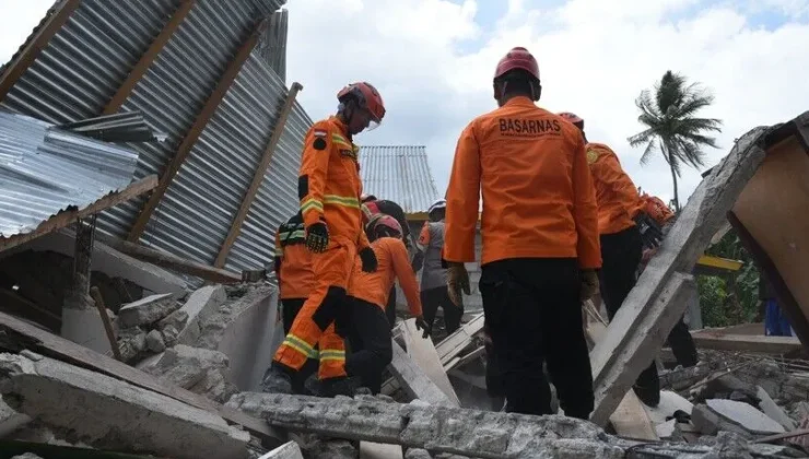 Endonezya’da 7,7 büyüklüğündeki depremde can kaybı 103’e yükseldi