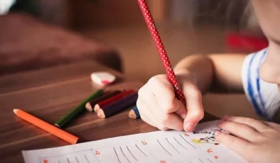 Uyum eğitimi kapsamındaki okul öncesi eğitim, 1. ve 5. sınıf öğrencilerinin velilerine yönelik mesai düzenlemesi
