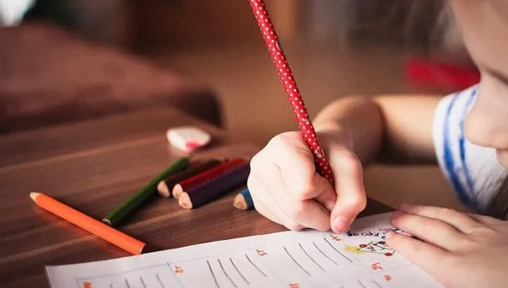 Uyum eğitimi kapsamındaki okul öncesi eğitim, 1. ve 5. sınıf öğrencilerinin velilerine yönelik mesai düzenlemesi