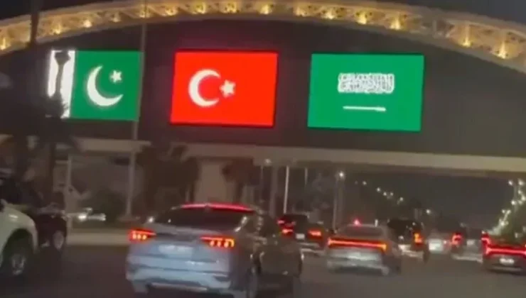 Suudi Arabistan’daki simge yapılar Türkiye, Suudi Arabistan ve Pakistan bayraklarıyla ışıklandırıldı
