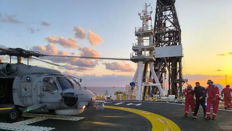 Fatih sondaj gemisinde iş kazası geçiren personel Deniz Kuvvetlerinin helikopteriyle tahliye edildi