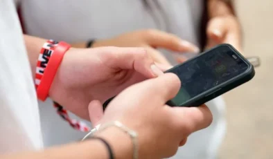 Sosyal medyayı küçük yaşta kullanan çocuklar bazı derslerde daha başarısız olabiliyor
