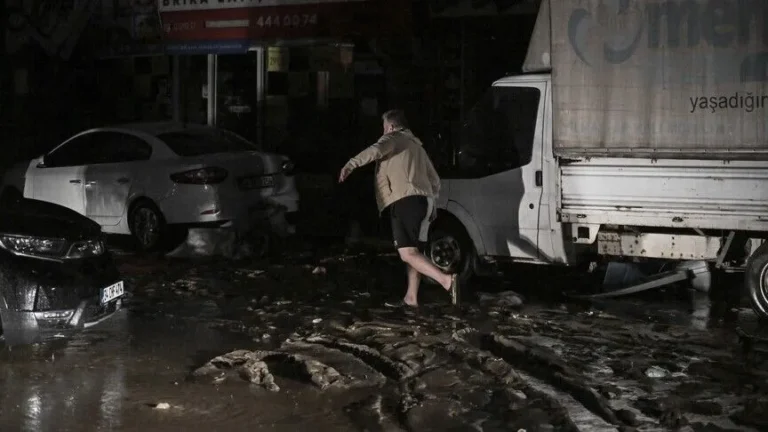 İstanbul’da sağanak nedeniyle gece boyu arama kurtarma ve tahliye işlemleri devam etti