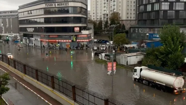 İstanbul’da sağanak hayatı olumsuz etkiledi