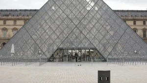 “Louvre Müzesi onarılmazsa kapılarını halka kapatmak zorunda kalacak” uyarısı